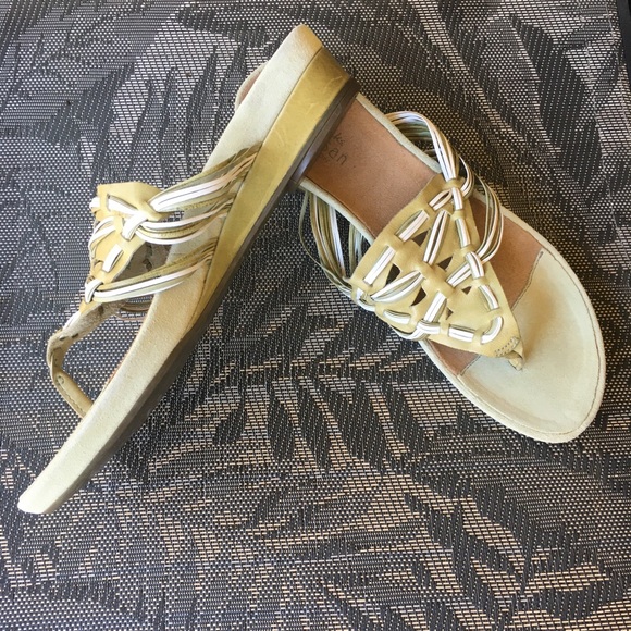 CLARK SANDALS. NWOT - Picture 2 of 4